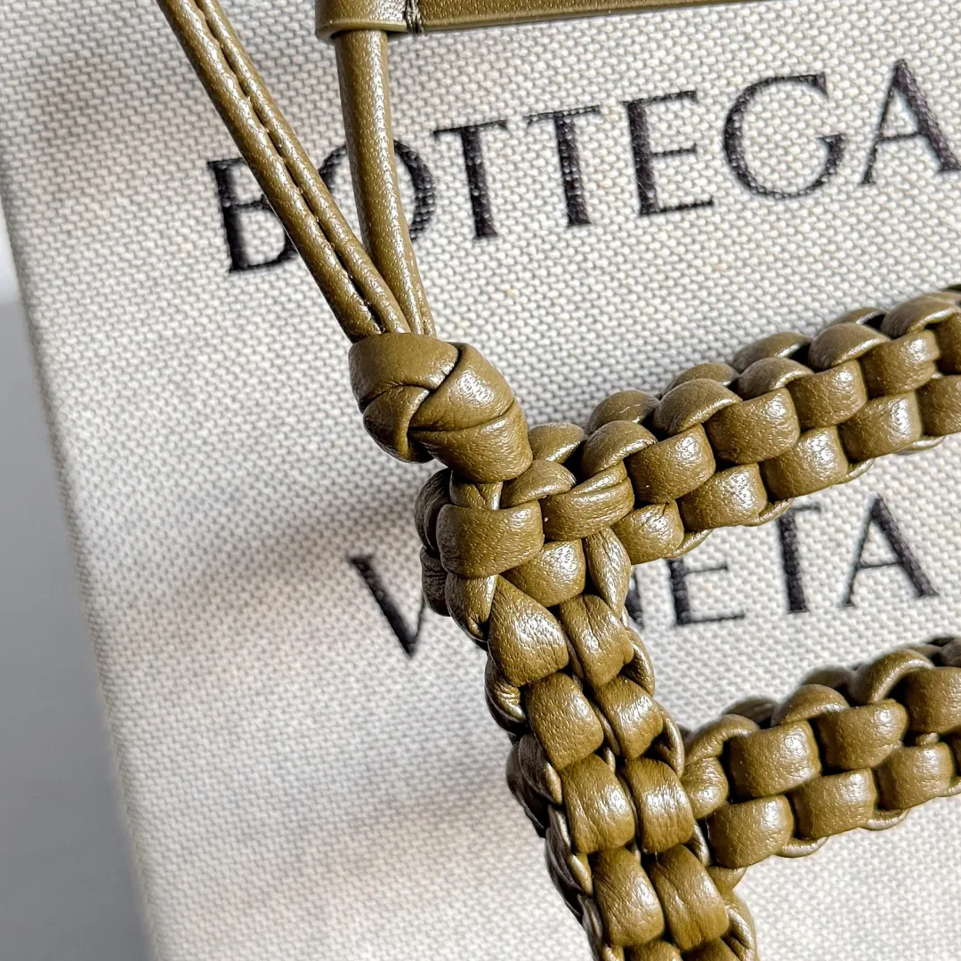 Batch 420 Let’s see what new cute little thing BV has released~ It’s this letter pendant, which is different from the puppy pendant. The weaving of this letter is more three-dimensional, and the material is very solid, and it is not easy to deform even if it is folded. Style number: F